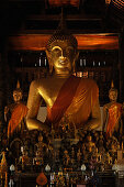 Grosser sitzender Buddha und zahlreiche kleine Buddha Statuen, Wat Wisunarat, Wat Visoun, Luang Prabang, Laos, Südostasien, Asien