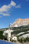 Kirche in Stern, La Villa, Heiligkreuzkofel im Hintergrund, Gadertal, Dolomiten, UNESCO Weltnaturerbe, Südtirol, Italien