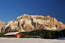 Snow-covered hay barn beneath Heiligkreuzkofel, Val Badia, Dolomites, UNESCO World Heritage Site, South Tyrol, Italy