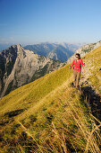 Frau wandert auf Wanderweg, Vorderes Sonnwendjoch, Rofan, Brandenberger Alpen, Tirol, Österreich