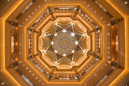 Blick zur Decke im architektonisch beeindruckenden Atrium des Emirates Palace Hotel, Abu Dhabi, Vereinigte Arabische Emirate
