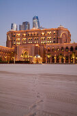 Strand und das Emirates Palace Hotel in der Abenddämmerung, mit Hochhäusern im Hintergrund, Abu Dhabi, Vereinigte Arabische Emirate