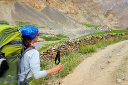 Woman hiking, Photoksar, Zanskar Range Traverse, Zanskar Range, Zanskar, Ladakh, Jammu and Kashmir, India