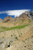 Wanderin nähert sich Gongma, Großer Zanskar Trek, Zanskargebirge, Zanskar, Ladakh, Jammu und Kashmir, Indien