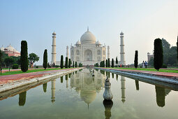 Taj Mahal spiegelt sich in Wasserbecken, Taj Mahal, UNESCO Weltkulturerbe, Agra, Uttar Pradesh, Indien