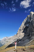 Frau wandert über Eiger-Trail, Eiger-Nordwand, UNESCO Weltnaturerbe Schweizer Alpen Jungfrau-Aletsch, Berner Oberland, Kanton Bern, Schweiz