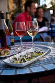 Chicorée Blätter gefüllt mit Römersalat, schwarzen Oliven, Walnüssen und Gorgonzola Dressing, Tapas Bar Fork, Kapstadt, Westkap, Südafrika