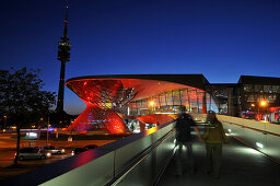 BMW-Welt und Olympiaturm am Olympiapark bei Nacht, München, Deutschland