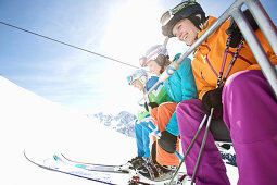 Drei junge Skifahrerinnen sitzen in einem Skilift, See, Tirol, Österreich