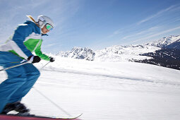 Junge Frau fährt Ski auf einer Piste, See, Tirol, Österreich