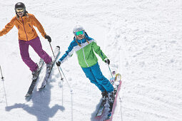 Zwei junge Skifahrerinnen auf einer Piste, See, Tirol, Österreich