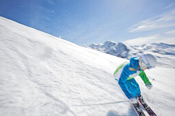 Junge Frau fährt Ski auf einer Piste, See, Tirol, Österreich
