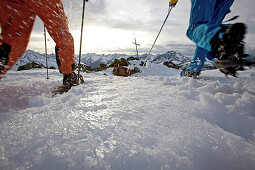 Junge Skifahrerinnen wandern mit ihren Schneeschuhen in den Bergen, See, Tirol, Österreich