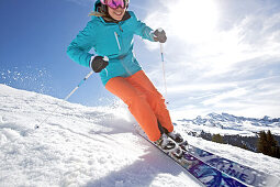 Junge Frau fährt Ski auf einer Piste, See, Tirol, Österreich