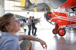 Studenten im Flugwerft Oberschleißheim, Deutsches Museum, Oberschleißheim, München, Bayern, Deutschland 2014