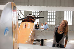 Besucher im Flugwerft Oberschleißheim, Deutsches Museum, Oberschleißheim, München, Bayern, Deutschland 2011