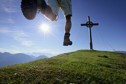 Wanderer läuft auf dem Gipfel zu, Notkarspitze, Ammergauer Alpen, Oberbayern, Bayern, Deutschland