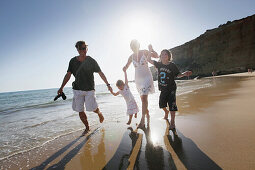 Familie am Strand, Conil de la Frontera, Costa de la Luz, Andalusien, Spanien