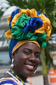 Eine freundliche Brasilianerin in traditioneller Tracht mit Kopfschmuck, Salvador da Bahia, Bahia, Brasilien, Südamerika