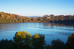 Blick über das Weinfelder Maar / Totenmaar zur Kapelle, bei Daun, Eifel, Rheinland-Pfalz, Deutschland, Europa