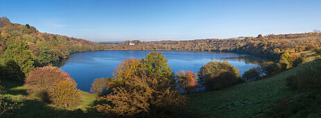 Blick über das Weinfelder Maar / Totenmaar zur Kapelle, bei Daun, Eifel, Rheinland-Pfalz, Deutschland, Europa