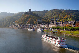 Excursion ships on Moselle river beneath Reichsburg castle, Cochem, Rhineland-Palatinate, Germany, Europe