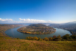 Blick auf Rheinschleife unter Wolkenhimmel, Boppard, Rhein, Rheinland-Pfalz, Deutschland, Europa