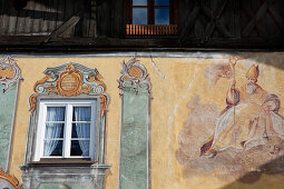 Traditionelle Hauswand mit Heiligen Abbildung, Mittenwald, Bayern, Deutschland