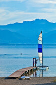 Segelkatamaran an einem Steg am Chiemsee, Schützing, Chieming, Chiemgau Oberbayern, Bayern, Deutschland