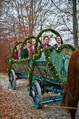 Frauen in Tracht auf einem dekorierten Pferdewagen, Leonhardiritt, Bad Tölz, Oberbayern, Bayern, Deutschland