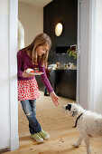 Mädchen und Hund im Frühstücksraum, Kavaliershaus Finckener See, Fincken, Mecklenburg-Vorpommern, Deutschland