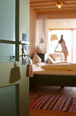 Frau in einem Hotelzimmer, Tür mit Zimmerschlüssel im Vordergrund, Biohotel Grafenast, Am Hochpillberg, Schwaz, Tirol, Österreich