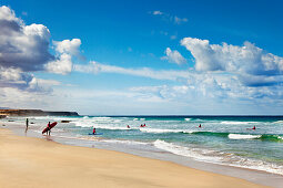 Wellenreiter am Strand, El Cotillo, Fuerteventura, Kanarische Inseln, Spanien