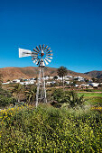 Windrad im Bergdorf Toto, Fuerteventura, Kanarische Inseln, Spanien