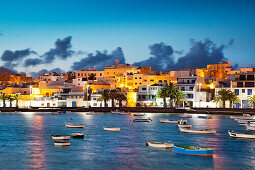 Beleuchtete Häuser am Charco de San Gines am Abend, Arrecife, Lanzarote, Kanarische Inseln, Spanien, Europa