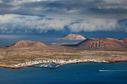 Blick auf die Insel La Graciosa unter Wolkenhimmel, Lanzarote, Kanarische Inseln, Spanien, Europa