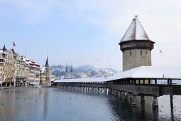 Kapellbrücke mit Wasserturm und überdachte Holzbrücke über die Reuss, Luzern, Schweiz