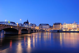 Basel beleuchtet mit Rhein im Vordergrund, Basel, Schweiz