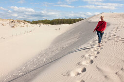 Dünen von Leba, junge Frau wandert durch die Dünen, UNESCO Weltnaturerbe, Leba Slowinski National Park, Polnische Ostseeküste, MR, Leba, Pommern, Polen