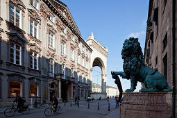 Löwenstatue bei Feldherrnhalle, Odeonsplatz, München, Oberbayern, Deutschland, Europa