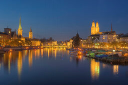 Limmat mit Grossmünster, Fauenmünster und St Peter, Dämmerung, Zürich, Schweiz