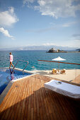 Frau am Pool und Deck der Yachting Club Villas, Elounda Beach Resort, Elounda, Kreta, Griechenland