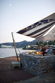 Paar am Abend in der Veghera Bar, Elounda Beach Resort, Elounda, Kreta, Griechenland