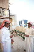 Falkenverkäufer und Kunde verhandeln, Doha, Katar