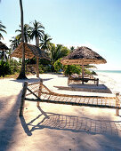 Sonnenschirme und trad. Sansibar Betten aus Kokosschnüren für Gäste, Strand des Blue Oyster Hotel, Jambiani, Südosten, Sansibar, Tansania, Ostafrika
