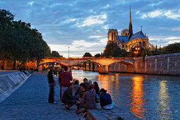 Ile de la Cite, Seine und Notre Dame am Abend, Paris, Frankreich, Europa
