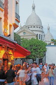 Place du Tertre und Basilika Sacre-Coeur am Abend, Montmartre, Paris, Frankreich, Europa