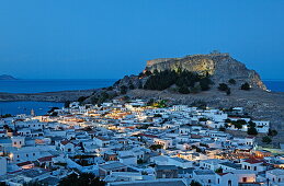 Blick über die Dächerlandschaft und die Akropolis am Abend, Lindos, Rhodos, Dodekanes, Griechenland, Europa