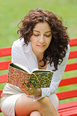 Businesswoman sitting in a bench in a Park in the pause from work