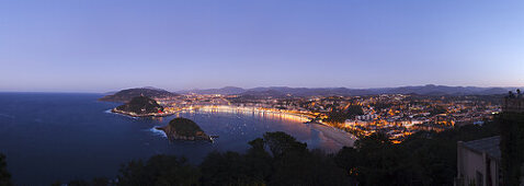 View from Monte Igeldo onto a bay with island in the evening, Isla de Santa Clara, Bahia de la Concha, Bay of la Concha, San Sebastian, Donostia, Camino de la Costa, Camino del Norte, coastal route, Way of St. James, Camino de Santiago, pilgrims way, Cami